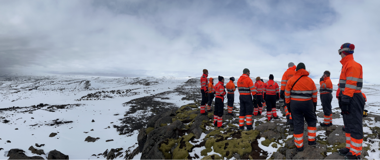 Un groupe d'étudiants au sommet d'une montagne.