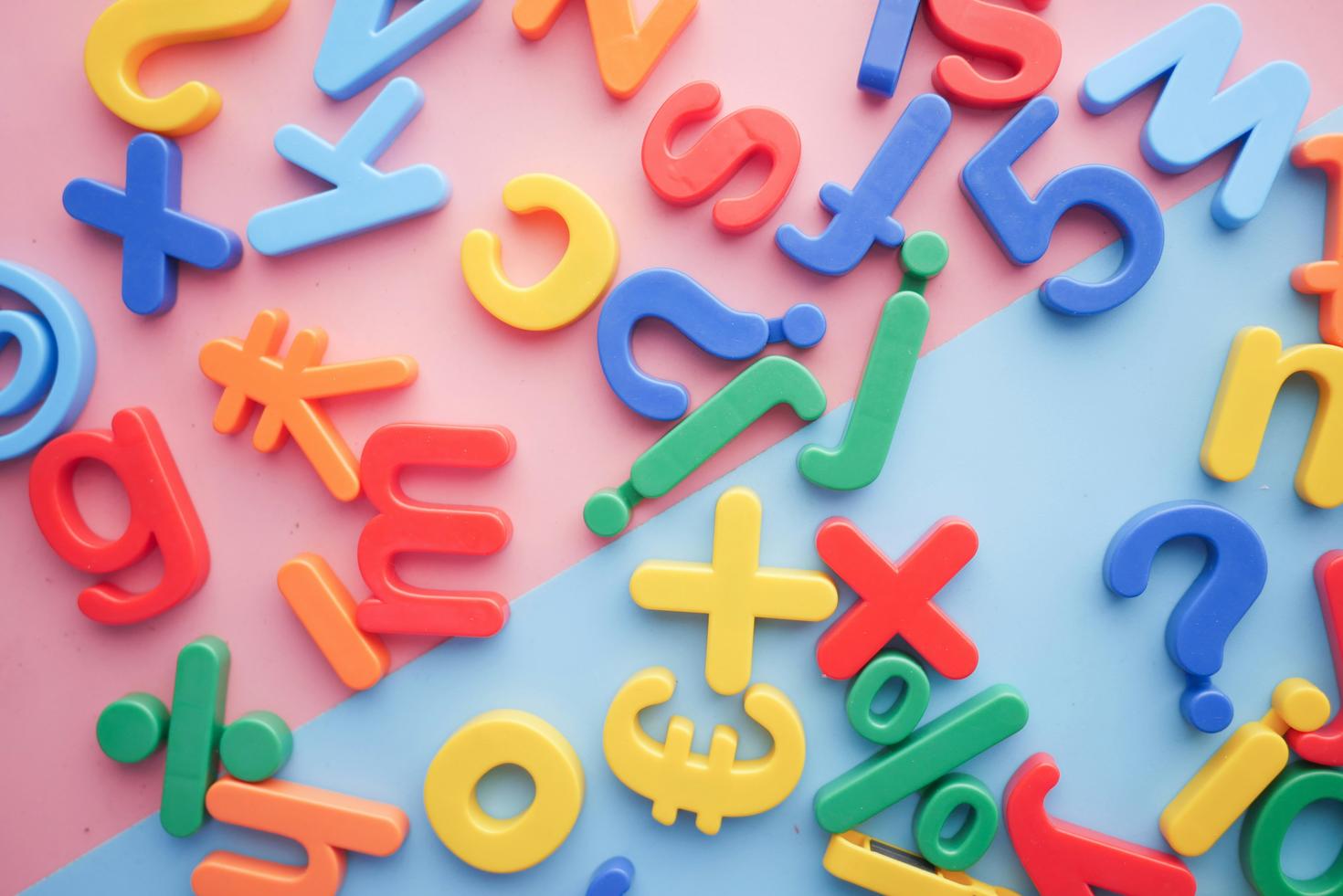 Lettres et signes de couleurs différentes sur fond rose et bleu