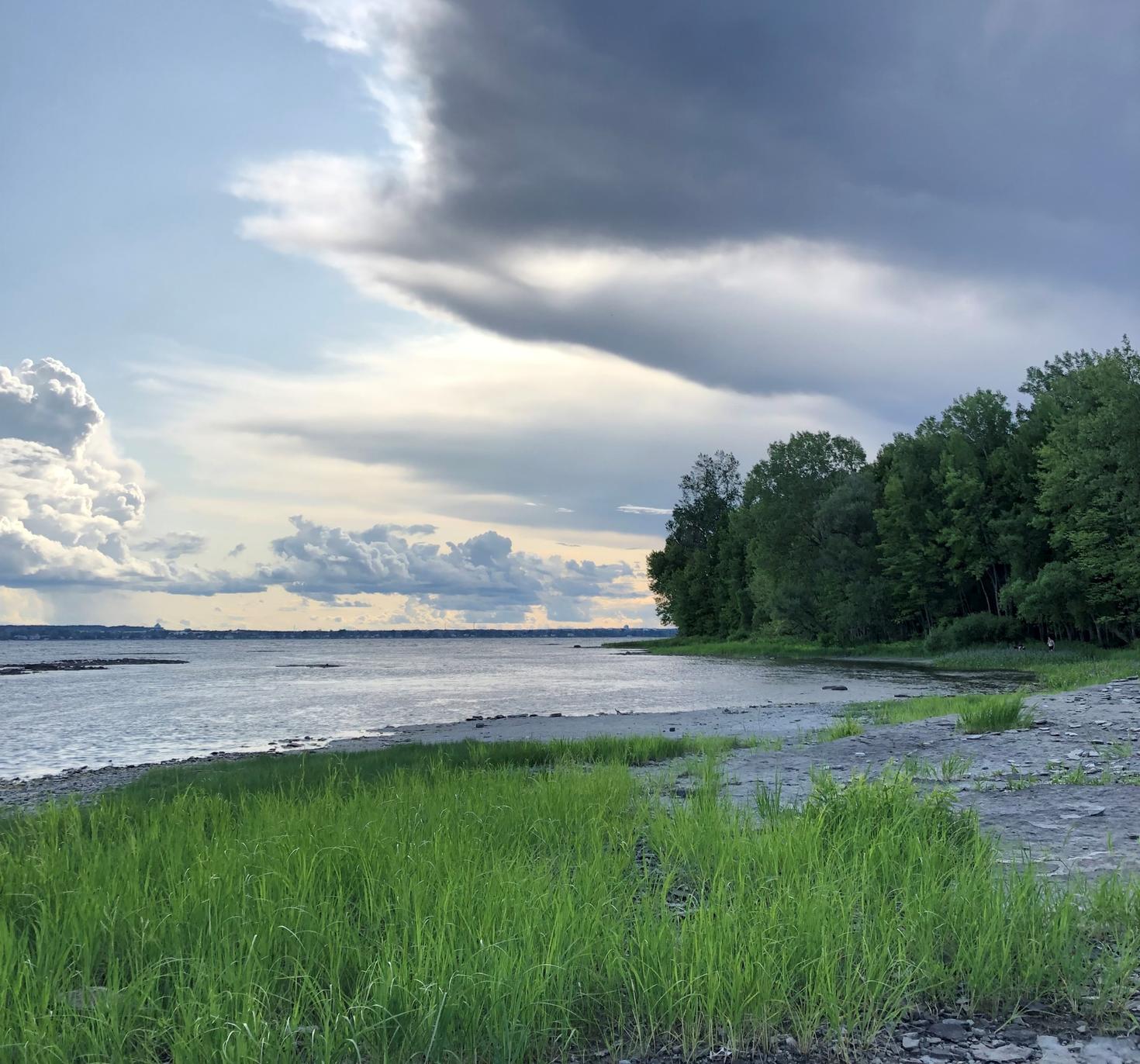 Rivière et nuages