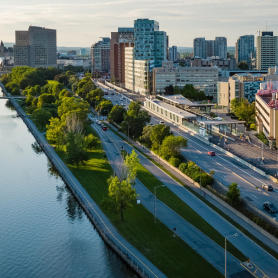 Vue aérienne du campus, orientée vers le sud depuis le canal Rideau