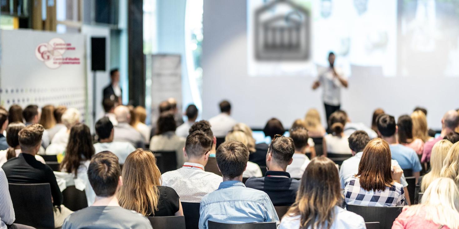 Personnes assitant à une conférence