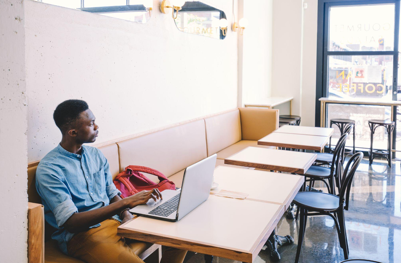 Etudiant sur son ordinateur