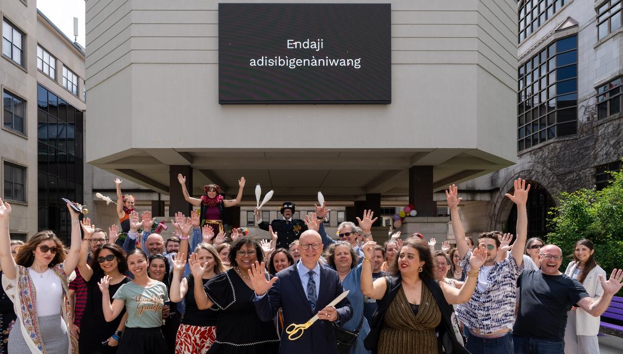 Inauguration du Quartier des arts à la Faculté des arts avec le doyen sortant Kevin Kee, entouré de dignitaires, de membres du personnel et d’artistes locaux, devant l’inscription « Endaji adisibigenàniwang ».
