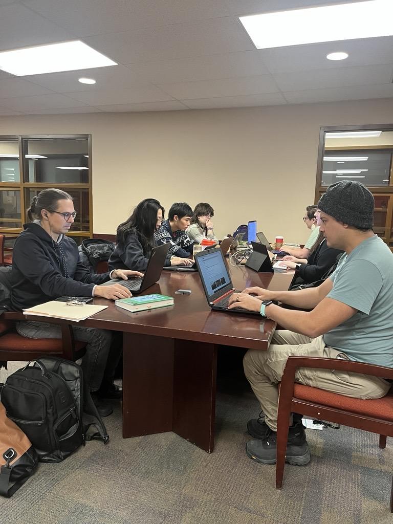 Des professeurs utilisant leur ordinateur dans une salle 