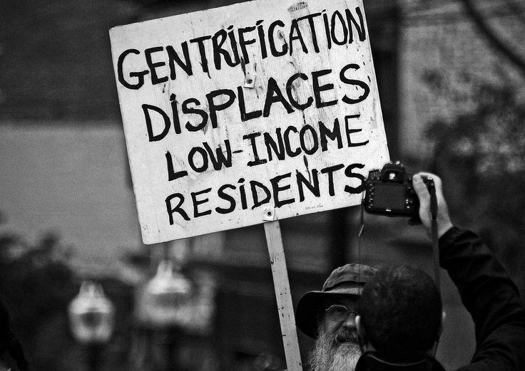 personnes qui protestent avec des plaques