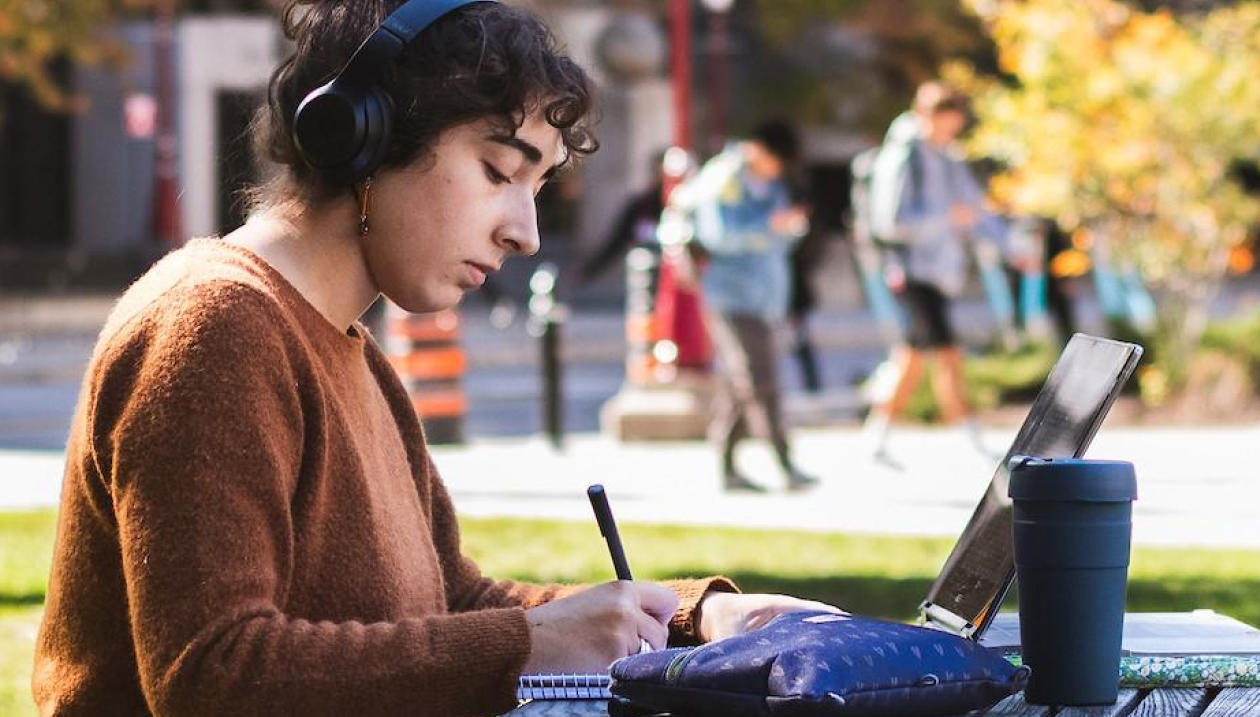 Une étudiante travaillant à l'extérieur