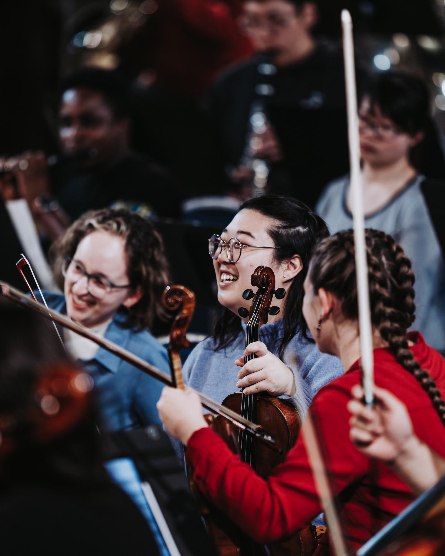 étudiants violonistes souriants