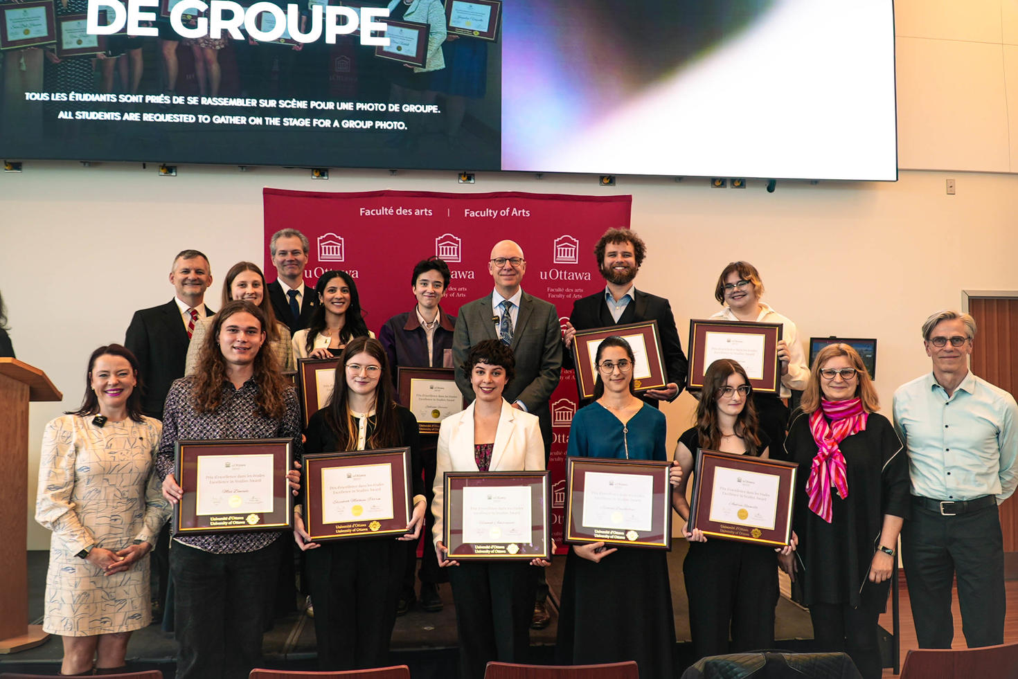 Photo de groupe des lauréats des Prix d'excellence en études artistiques 2026