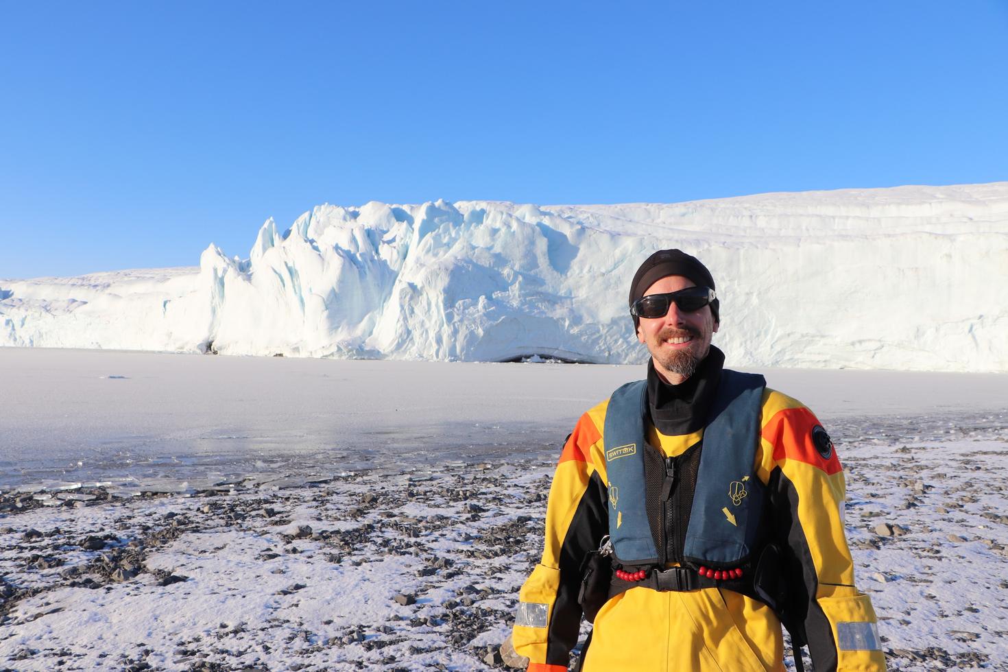 Adam Garbo, doctorant en glaciologie au Département de géographie, environnement et géomatique