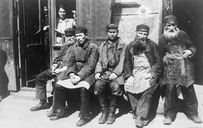 Un shtetl, petite ville d’Europe de l’Est à forte population juive avant la Seconde Guerre mondiale.