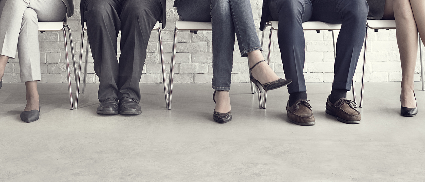 personnes assises sur des chaises