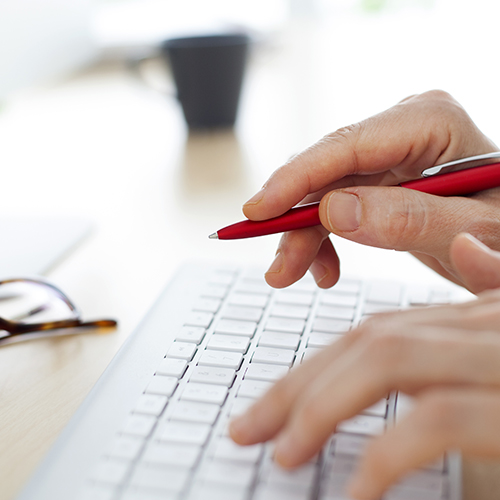 plan rapproché de mains sur un clavier d'ordinateur