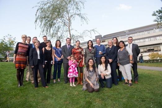 Les membres de la classe de 1993 devant l'arbre de Richard.  