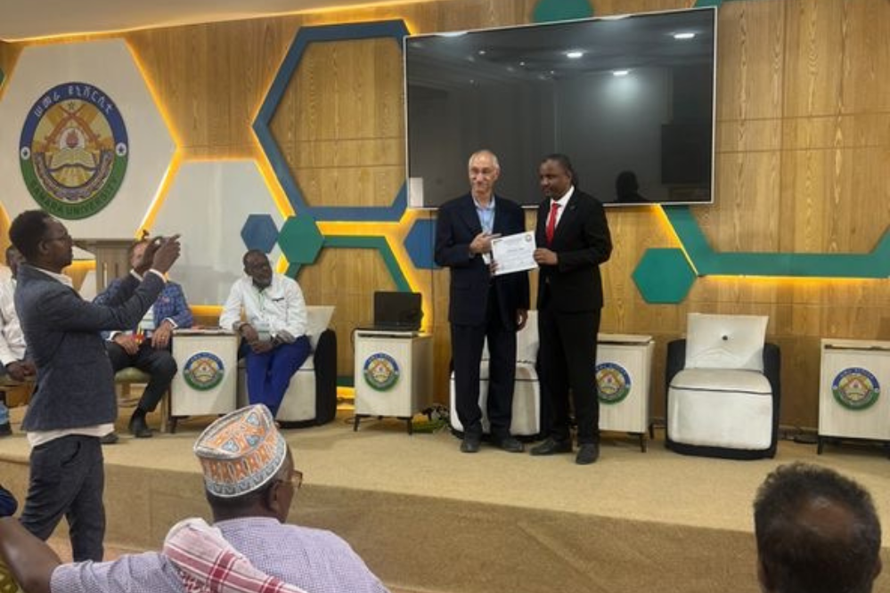 professor-magnet-samara-honors-award