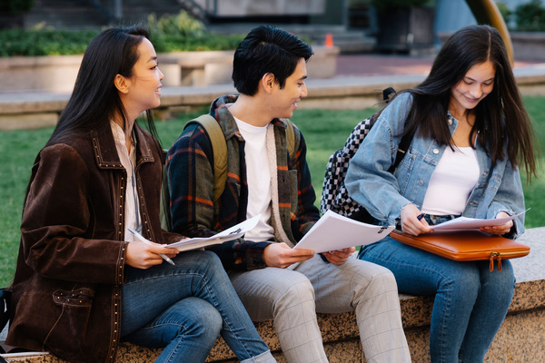 Trois étudiants sur un banc