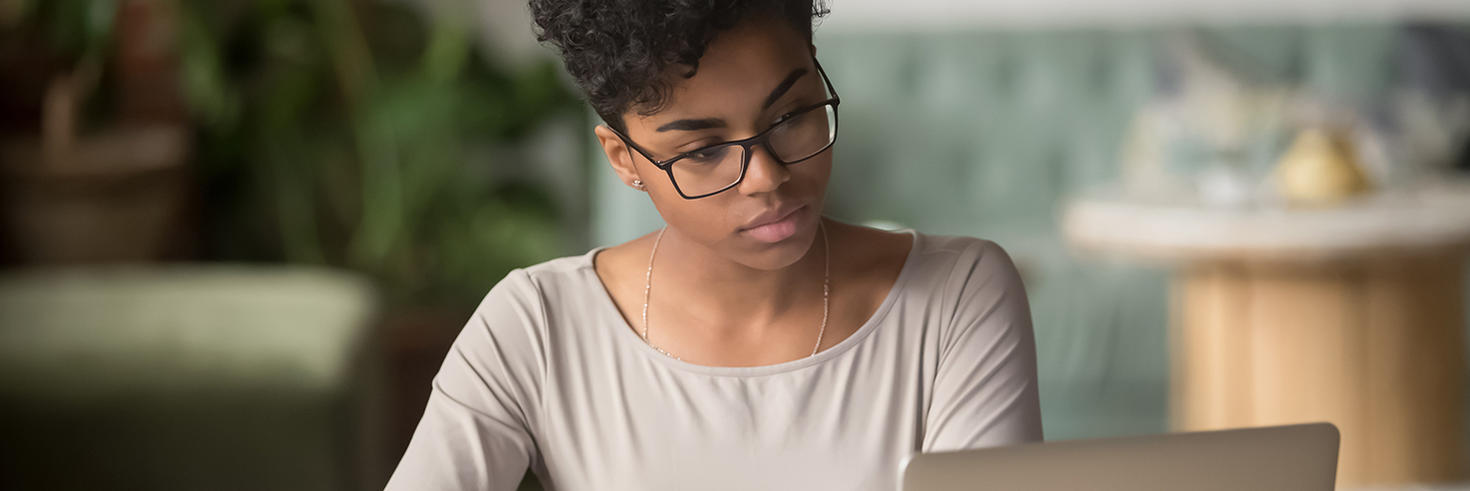Étudiant devant un ordinateur portable