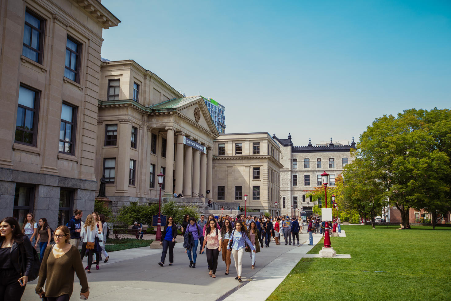 Une foule d'étudiants se déplacent devant le pavillon Tabaret.