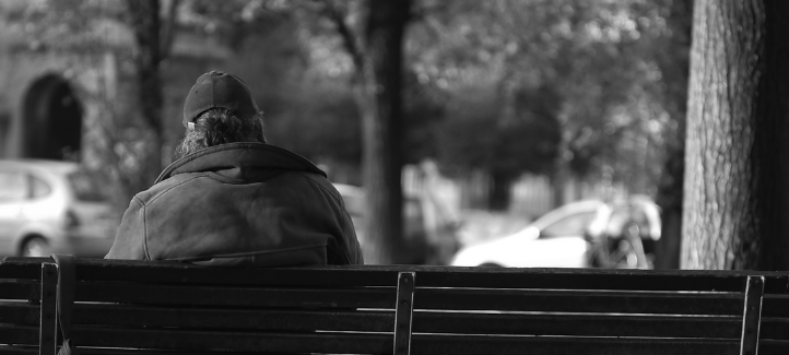 Homme assis sur un banc
