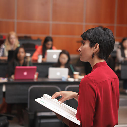 Professeure Natasha Bakht qui enseigne un cours