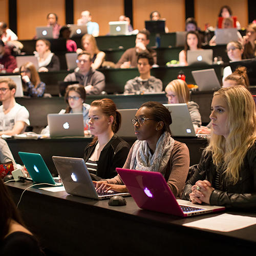 étudiants dans une salle de classe