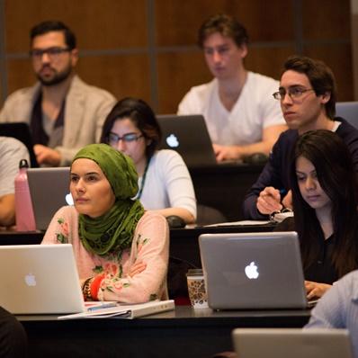 Étudiants en droit dans une salle de classe
