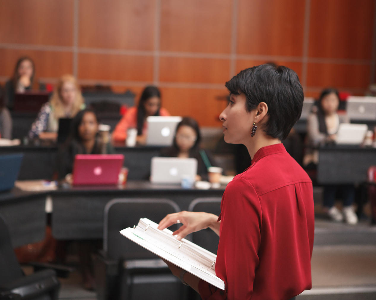 Professeur de droit qui enseigne un cours