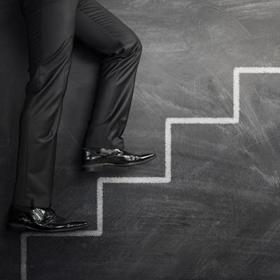 Un homme montant un escalier.