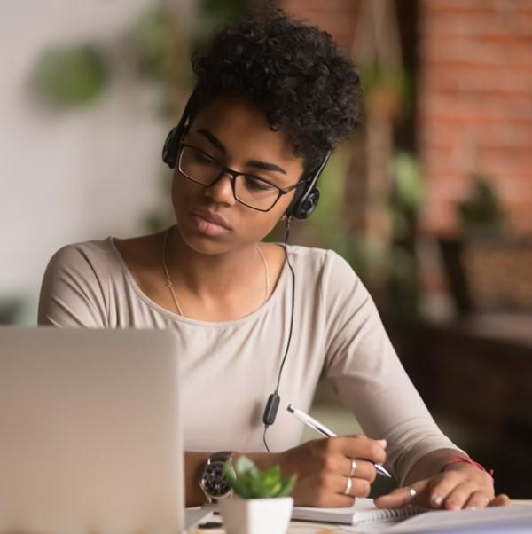 Étudiante travaillant à l'ordinateur