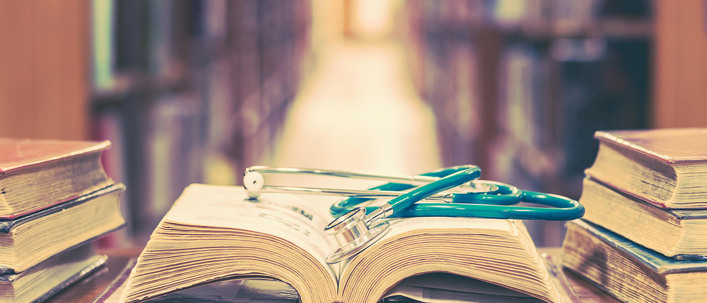  stéthoscope sur des livres de droits