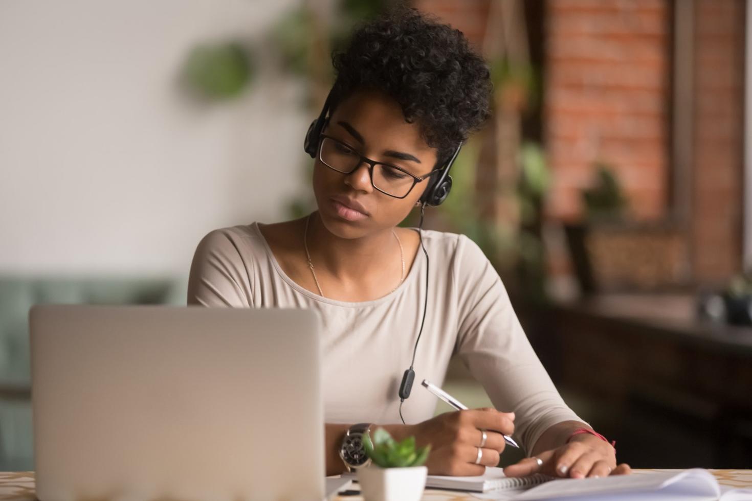 étudiant avec lap top.