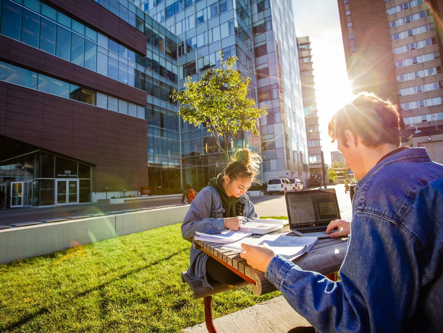des étudiants qui étudient dehors