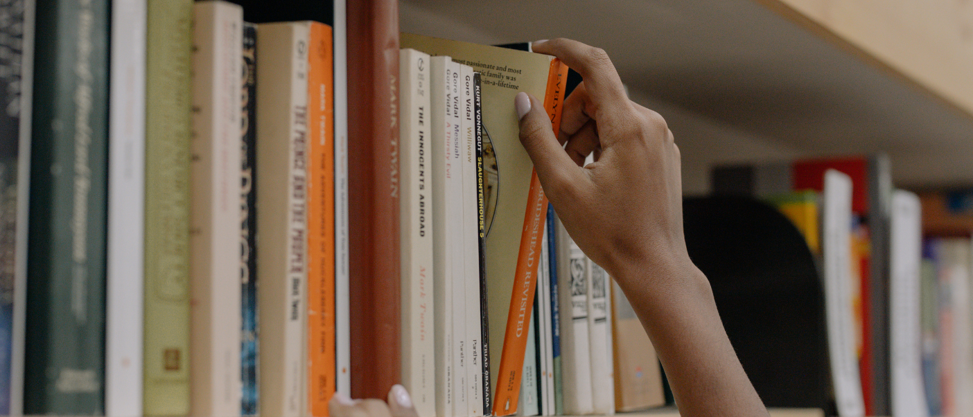 livre dans une bibliothèque