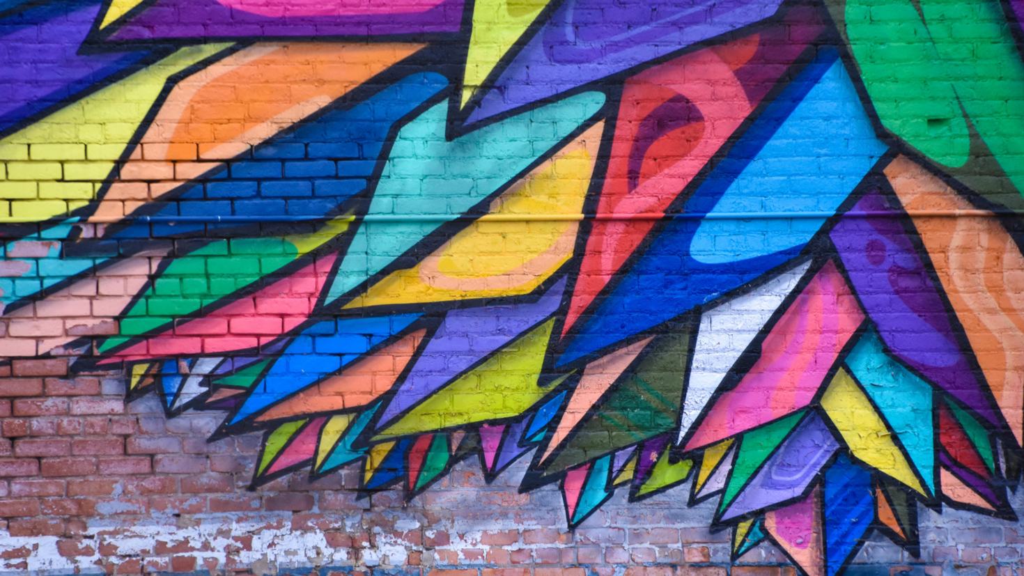 peinture colorée sur un mur de briques