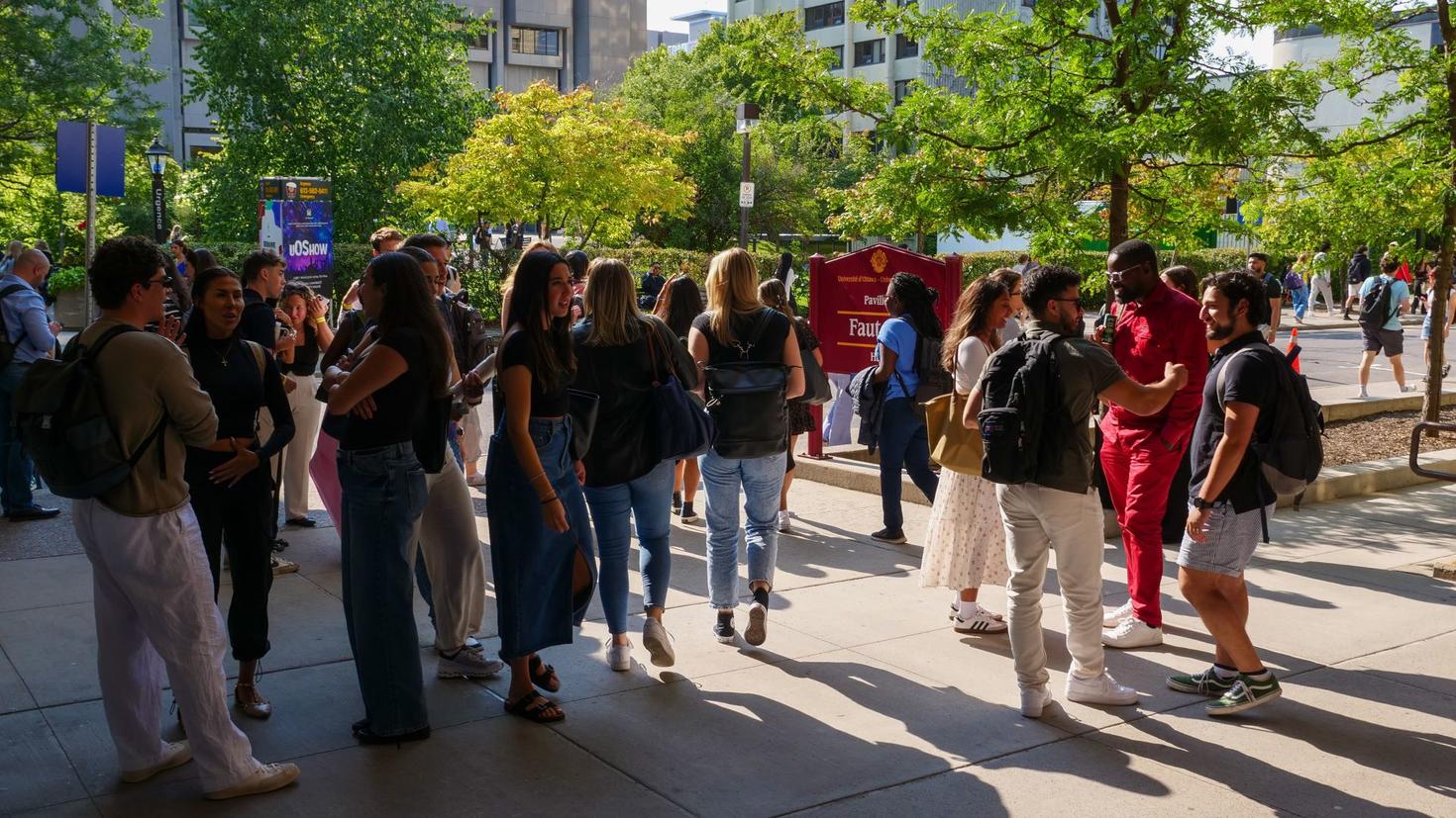 Groupe d'étudiants devant Fauteux