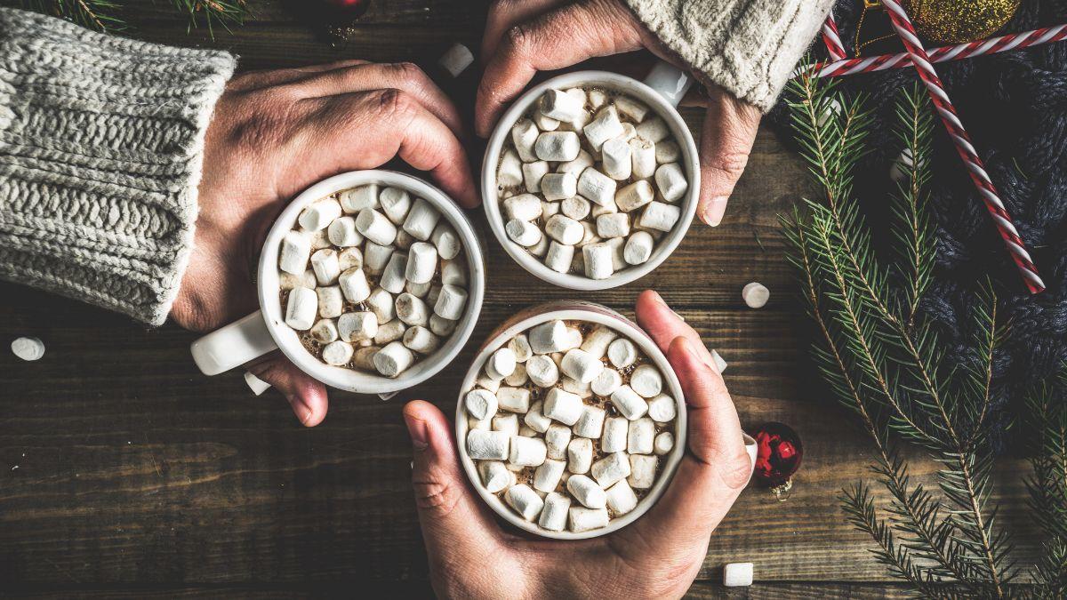 Chocolat chaud et chandails festifs