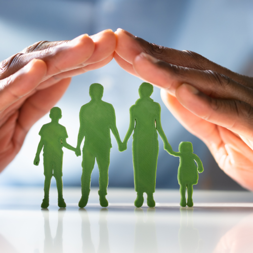 mains au-dessus d'une petite famille