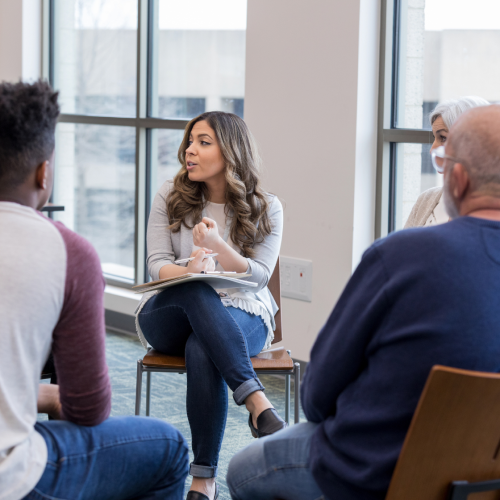 femme parle à un groupe