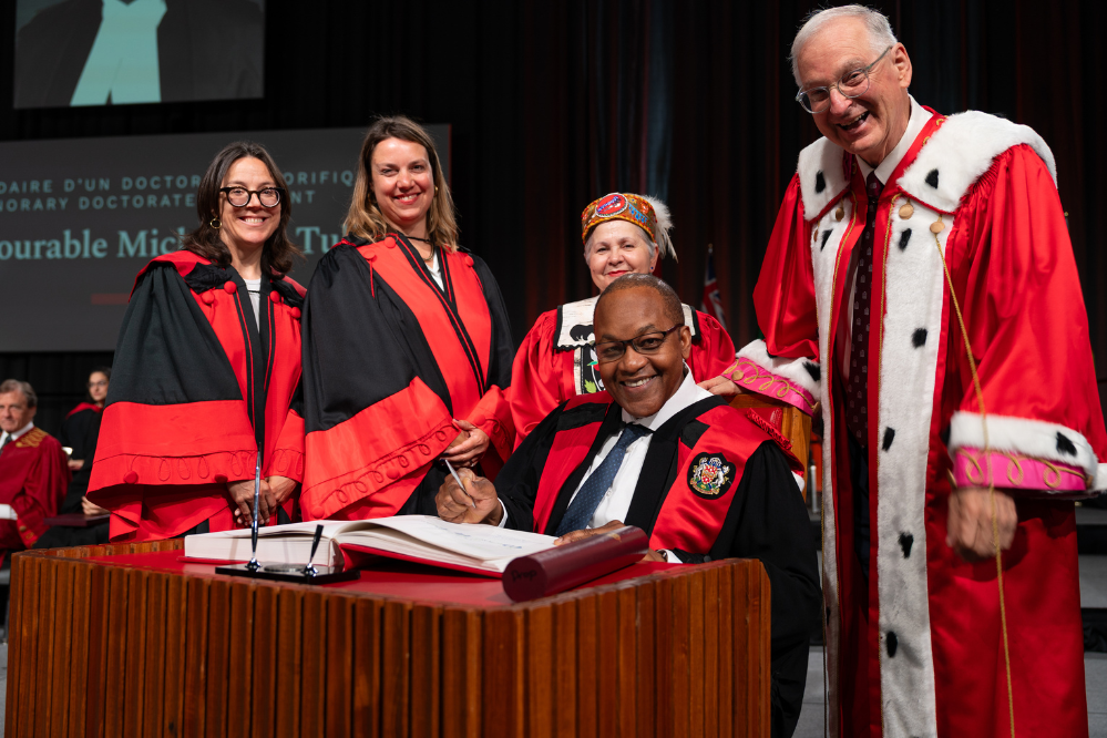 L’honorable Michael H. Tulloch entouré de la doyenne intérimaire de droit civil Sophie Thériault, de la doyenne de common law Kristen Boon, de la chancelière Claudette Commanda et du président et vice-chancelier Jacques Frémont