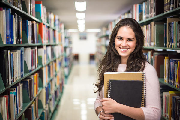 Etudiante à la bibliothèque