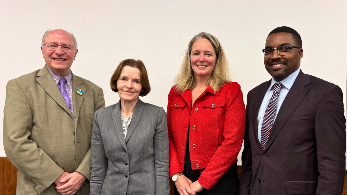 De gauche à droite : le professeur John Packer, l’ambassadrice Marja Lehto, la sous-ministre adjointe Tara Denham et le professeur Charles Jolin. 
