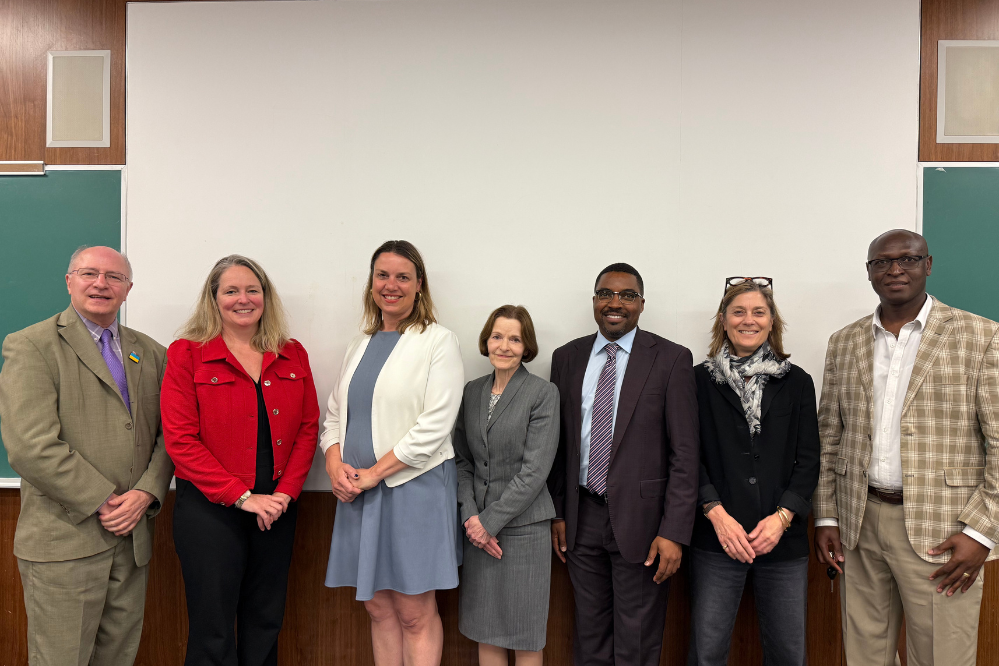 De gauche à droite : le professeur John Packer, la sous-ministre adjointe Tara Denham, la doyenne Kristen Boon, l’ambassadrice Marja Lehto (vice-présidente du panel), le professeur Charles Jalloh (président du panel), la professeure Penelope Simons et le professeur Pacifique Manirakiza.