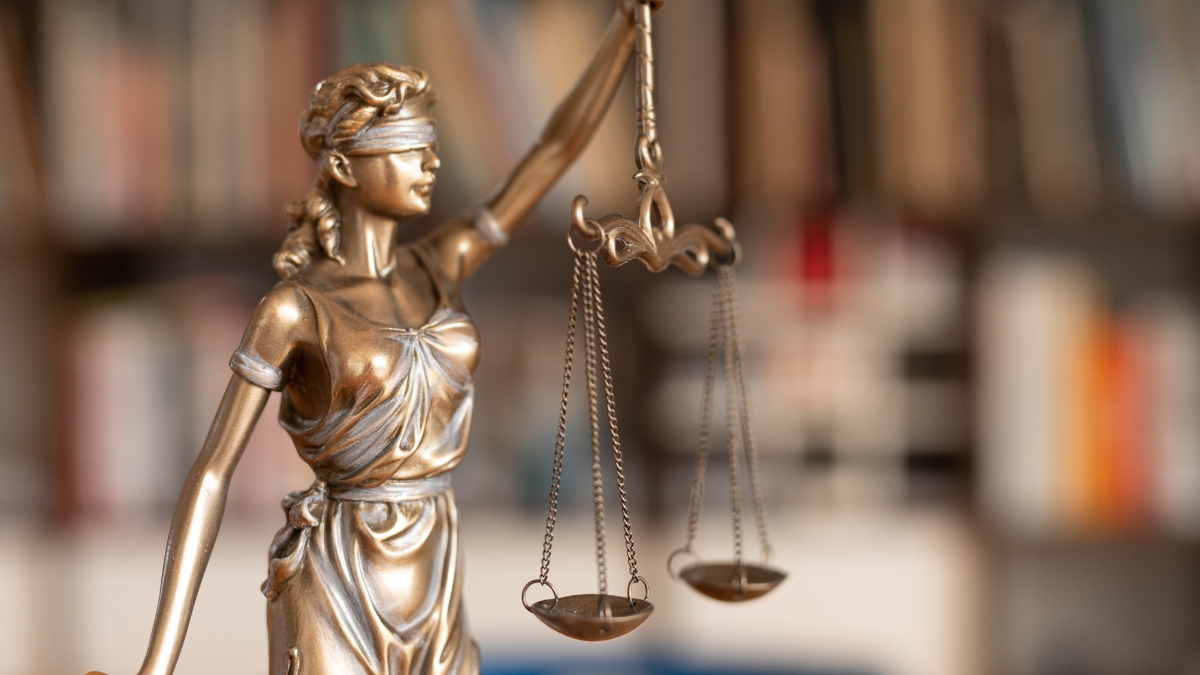 Balance de la justice devant des livres. 