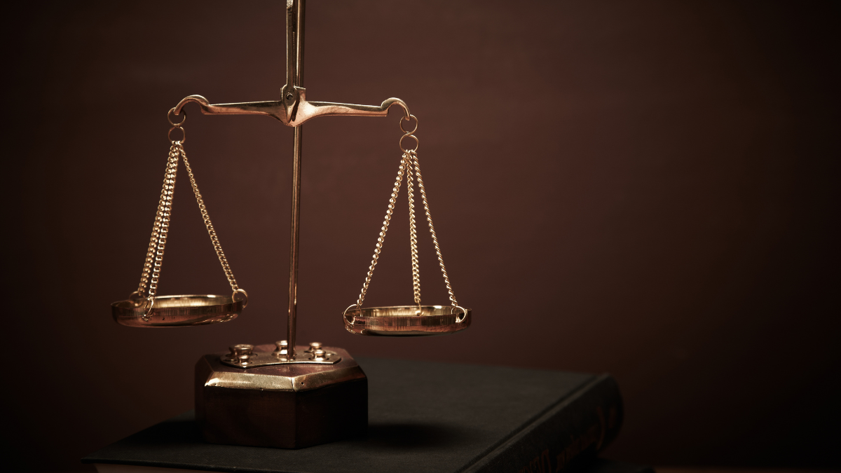 Balance de la justice sur un arrière-plan brun