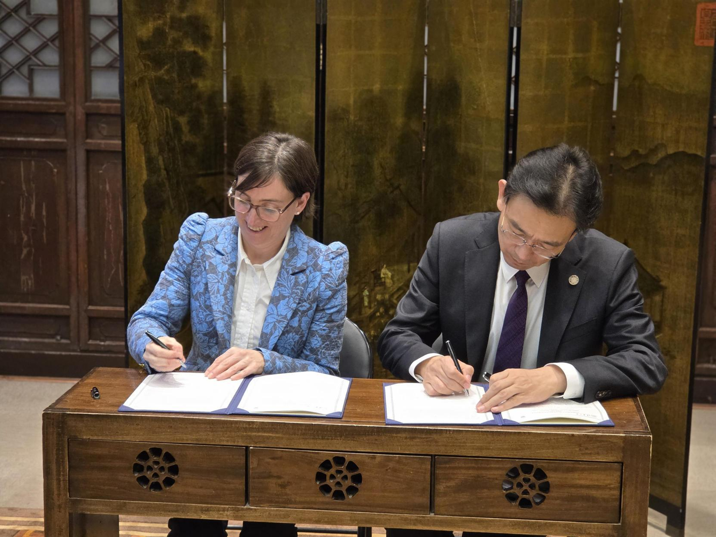 Marie-Eve Sylvestre, rectrice de l’Université d’Ottawa, et Li Luming, recteur de l’Université Tsinghua, lors de la signature de l’entente entre les deux universités.