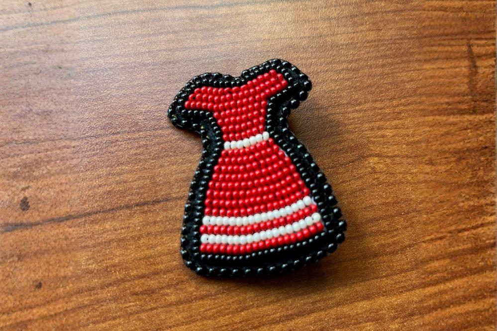 Épingle de robe rouge