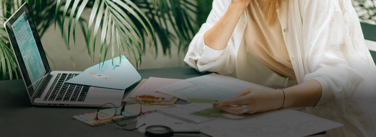 Personne travaillant à l'ordinateur