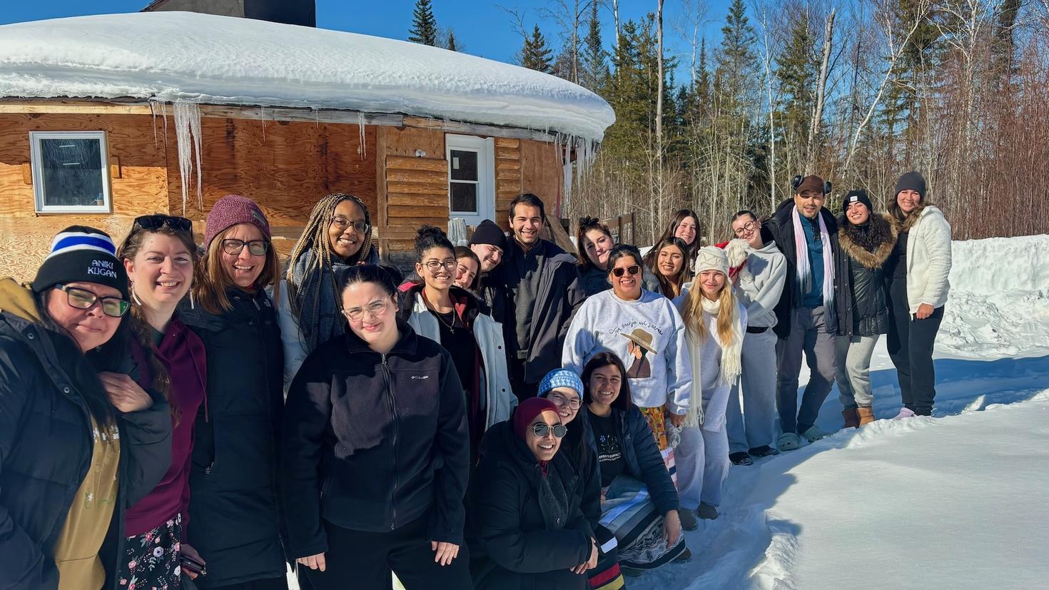 Le classe et les professeures réunies devant la loge Midewin à Lac-Simon