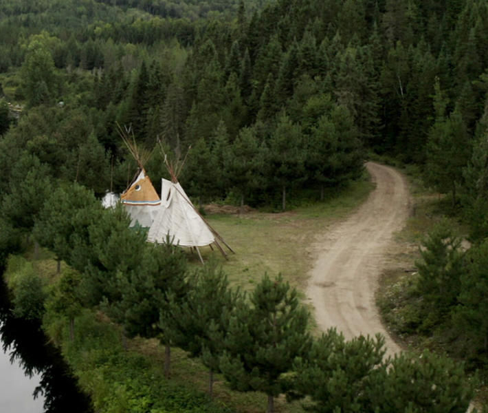 Tentes dans la foret sur le bord d'un lac