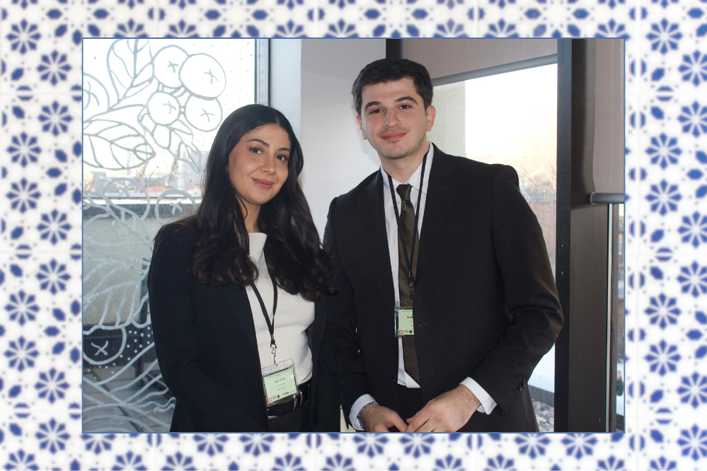 Une jeune femme et un jeune homme se tiennent côte à côte. Ils sont vêtus d'une tenue professionnelle et sourient.