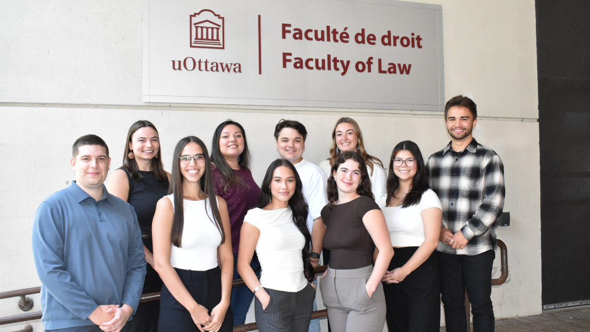 Une group de étudiants devant la faculté de droit